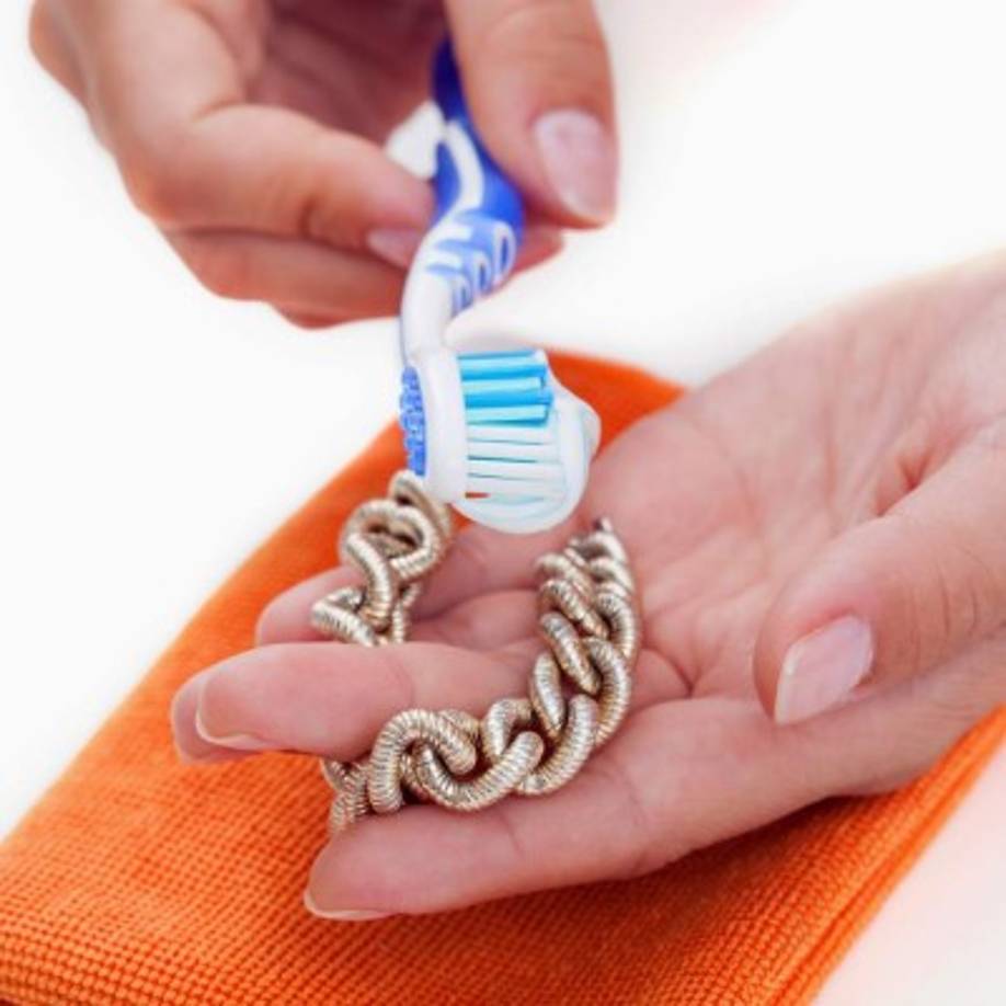 Pulir joyería de plata y anillos de diamante. Frotar la pasta de dientes en la platería y dejar puesto por varias horas. Luego, limpiar con un paño suave y un poco de agua para retirar todos los rastros de pasta de dientes. No usar este método con joyería de perlas, ya que puede dañar su acabado.