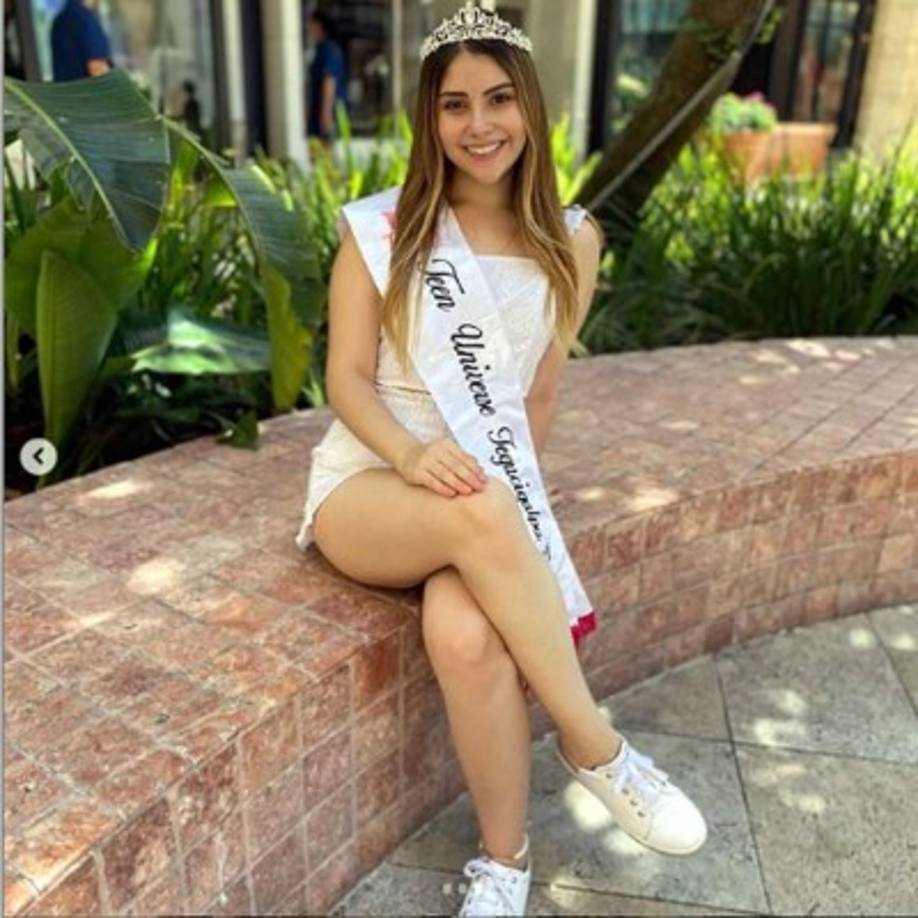 Claudia Rosy Bendezú con una banda del evento Teen Tegucigalpa Honduras 2021.