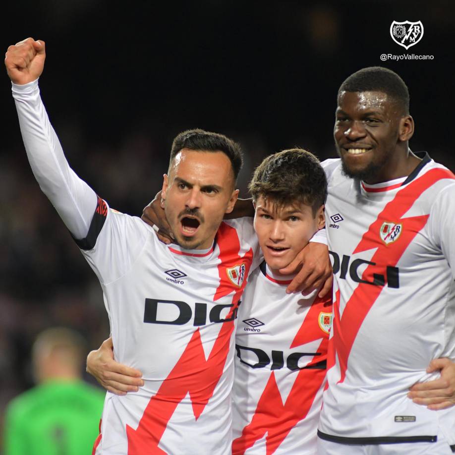 La plantilla del Rayo Vallecano festejó a lo grande su victoria en el Camp Nou.