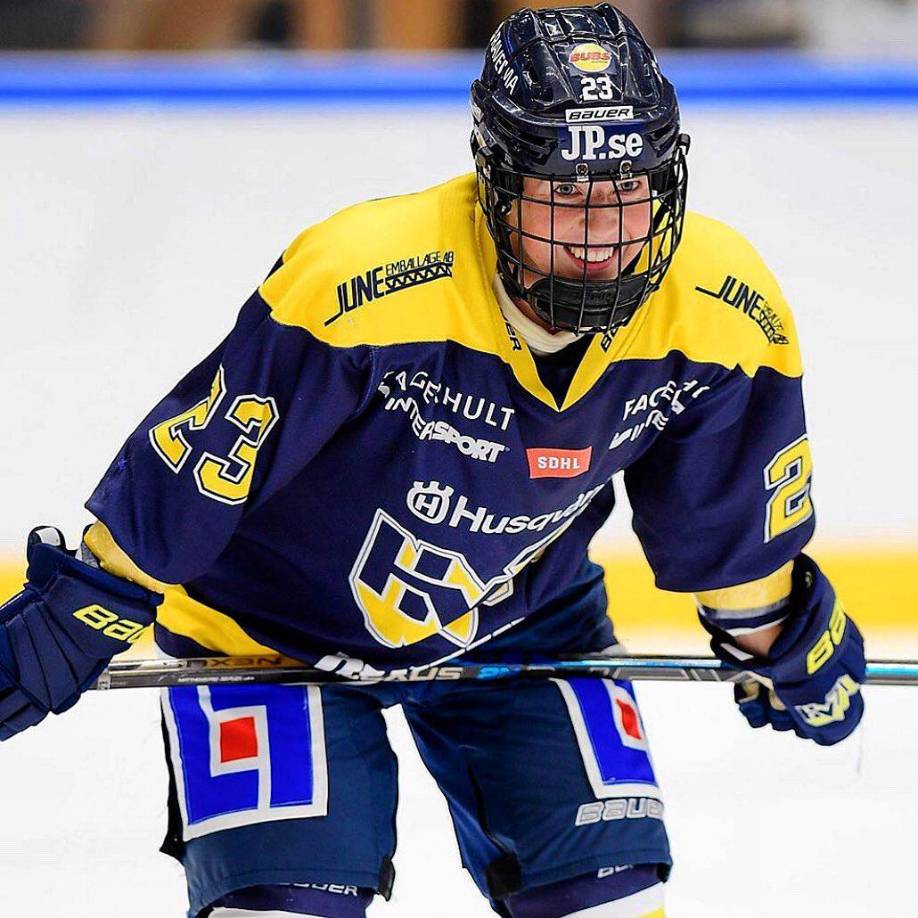 La joven jugadora de la Liga Sueca de Hockey contó su desgarrador relato a través de sus redes sociales tras lo que vivió.