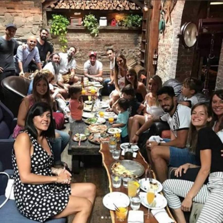 Messi, Luis Suárez y Busquets, junto a sus mujeres, hijos y amigos.