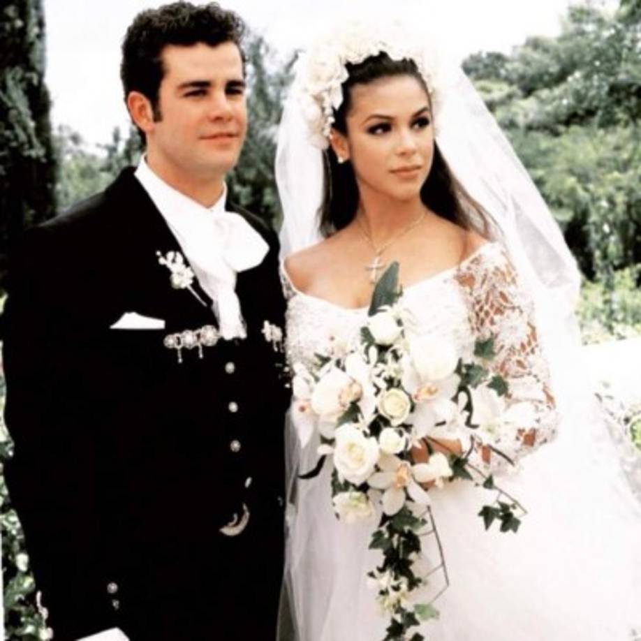 Por su parte, los hijos de Biby y Eduardo también negaron que sus padres se encuentren separados. Ahorita están felices con los bebés, mi mamá con su proyecto está feliz, mi papá está feliz apoyándola, todo la verdad está padrísimo en la casa”, explicó Eduardo Jr.