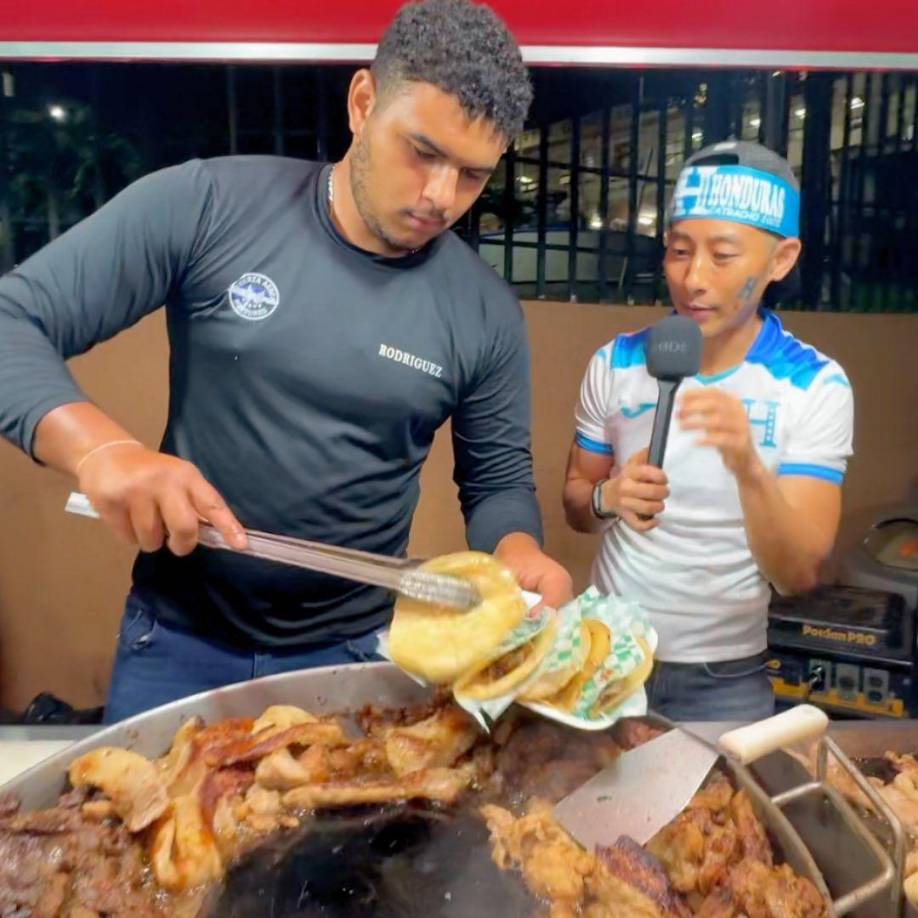 El famoso y querido influencer japonés degustó de baleadas, pan de coco, carnes e incluso hasta tacos y no se perdió ningún detalle en las afueras del Chelato Uclés. 