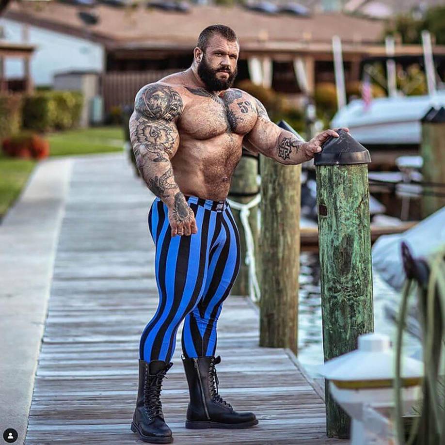 Este culturista también consumía grandes dosis de la hormona del crecimiento, lo que le ayudó a alcanzar el estatus de «monstruo de la masa» en la comunidad. 