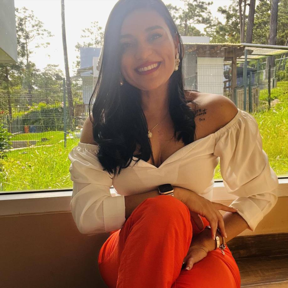 Durante la pandemia de <b>Covid-19</b>, <b>Cinthia</b> desempeñó un papel crucial en la atención de pacientes, convirtiéndose en una heroína para muchas familias.