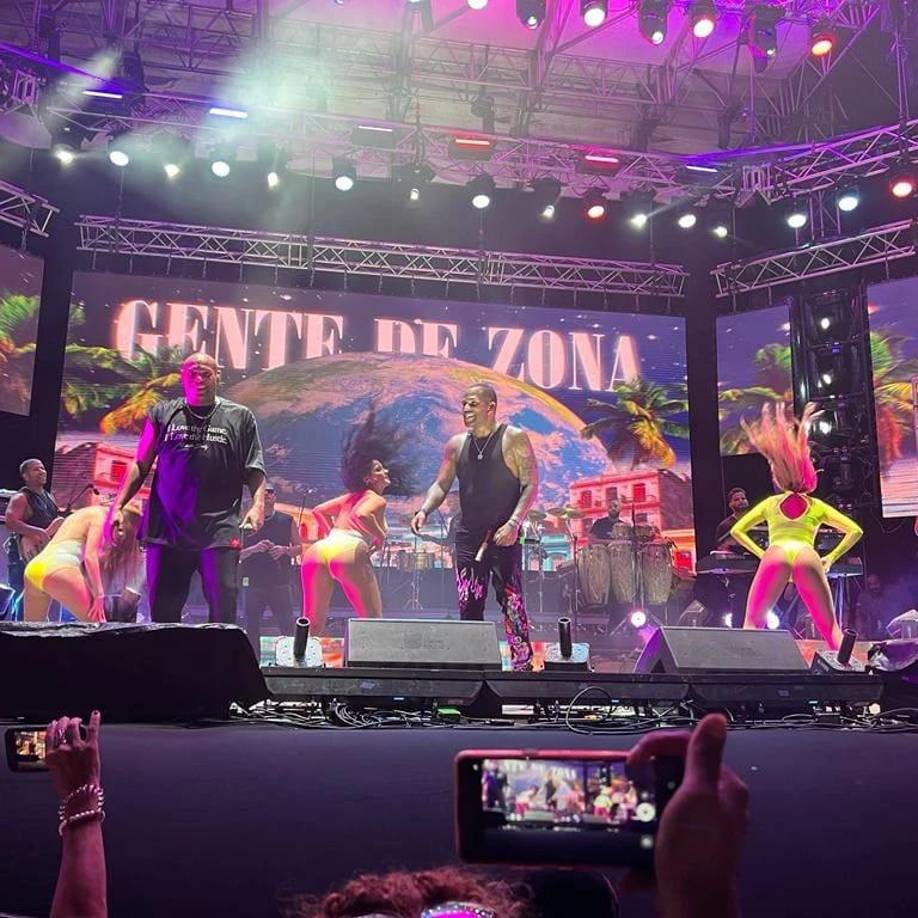 El escenario montado por más de 200 personas, con iluminación y pantallas led y el mejor sonido acústico hizo vibrar al público al toque de las primeras interpretaciones de Alexander Delgado y Randy Malcom.