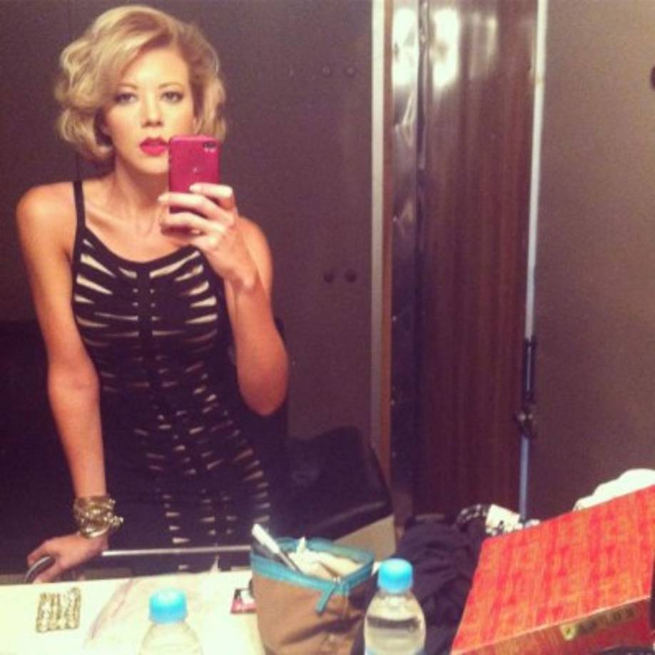 Fernanda también publicó esta foto: '#TBT a enero del 2013, creo que es la primera imagen de #MonicaRobles que tengo, ni yo me reconocía. Ahí la misma carpeta roja que use para estudiar hasta hace un mes. Esta foto me llena de orgullo y de nostalgia'.