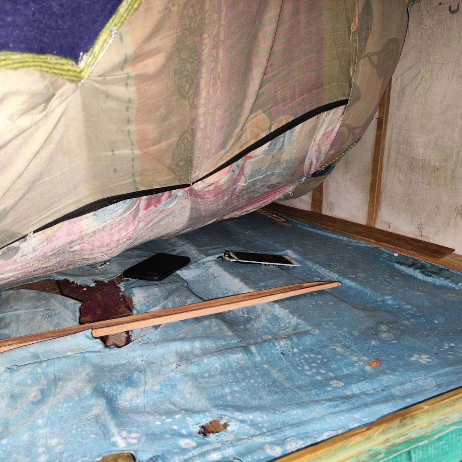 Algunos celulares estaban escondidos debajo de los colchones.