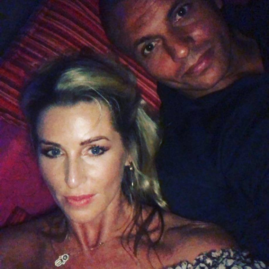 En 2016, Wes y Leanne tuvieron que bajar notablemente el precio de su casa anterior, una mansión en Prestbury (Cheshire), que quedó tasada en 3 millones de dólares, después de haberla puesto inicialmente a la venta seis años antes por 5,5 millones de dólares.