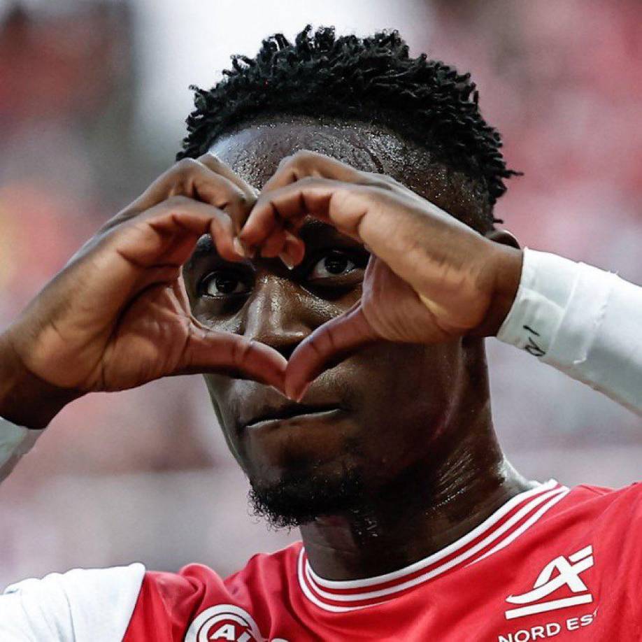 Informa Daily Mail que Balogun es uno de los nuevos objetivos del Chelsea. El Arsenal ha tasado al jugador en 50 millones de libras. Asimismo, el medio antes mencionado detalla que ya existieron conversaciones por el jugador con los Blues.