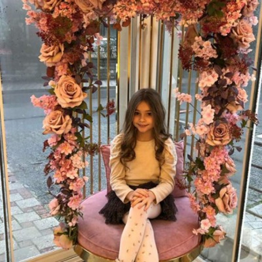 A pesar de su corta edad cuenta con múltiples créditos que van desde series de televisión hasta un par de películas, siendo 'Milagro en la celda 7' su gran éxito.