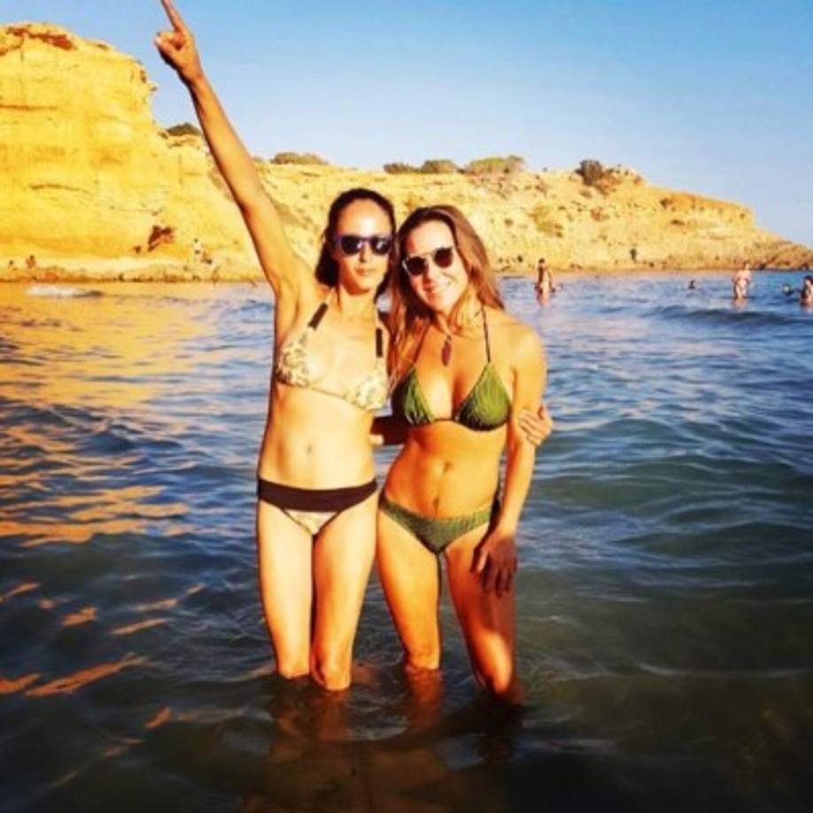 La actriz luce una tonificada figura que, según ha dicho en entrevistas recientes, mantiene a base de ejercicio y una dieta saludable.