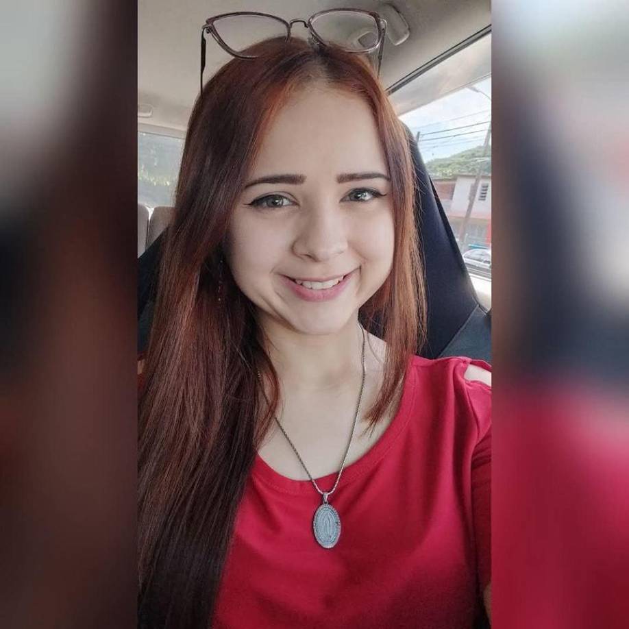 Fue hallada en el baño de la vivienda con tres disparos: uno en la cabeza y dos en el pecho.