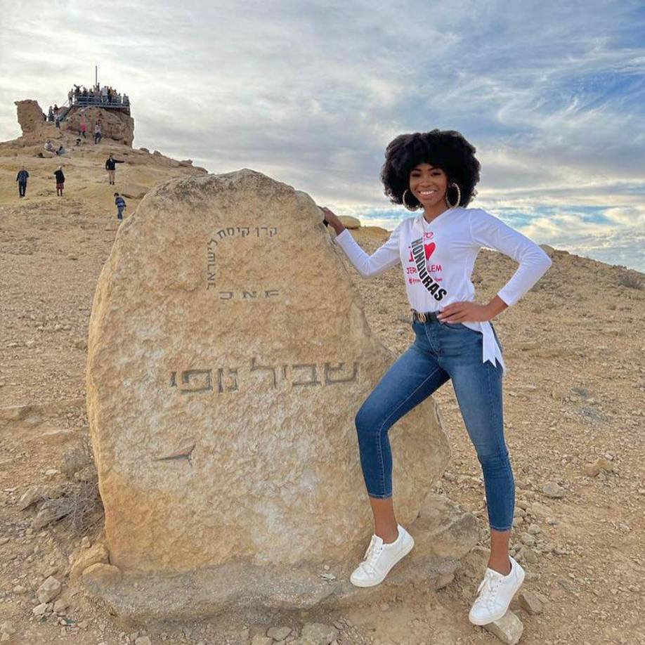 Rose Meléndez y sus compañeras del concurso han visitado varios lugares turísticos en Eilat, Israel. Para esta ocasión se decantó por un estilo casual. 