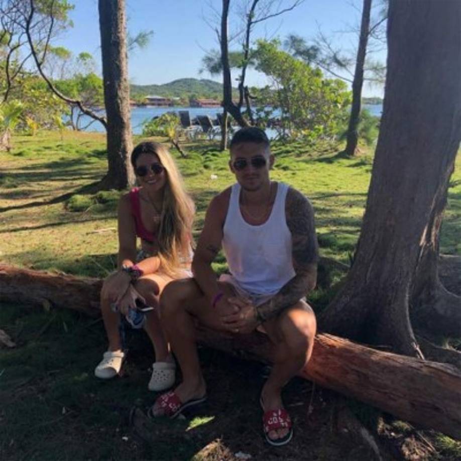 El defensa argentino Esteban Espíndola, luego de ser dado de baja en el Olimpia, estuvo unos días de vacaciones en Roatán junto a su hermana.