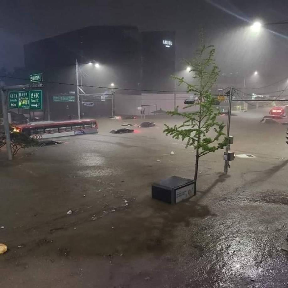 El presidente Yoon Suk-yeol ordenó a su gobierno evacuar a los residentes de zonas de alto riesgo y animó a las empresas a permitir horas flexibles de trabajo el martes por la mañana.