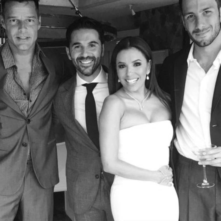 Ricky es amigo íntimo de Eva Longoria. En la imagen en la boda de la actriz con el empresario de Televisa, José ‘Pepe’ Bastón, el cantante boricua posó con su novio.