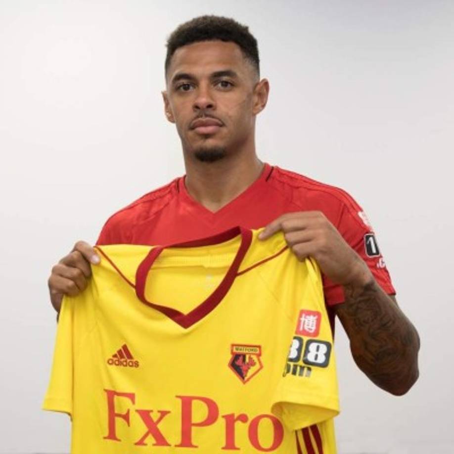 El delantero inglés Andre Gray se ha convertido este miércoles de forma oficial en el séptimo refuerzo del Watford de cara a la temporada 2017/2018, que arranca el próximo viernes.Gray, de 26 años, llega procedente del Burnley, por 18,5 millones de libras (20,5 millones de euros), aproximadamente, y se ha convertido en el fichaje más caro en la historia del conjunto del noroeste de Londres.