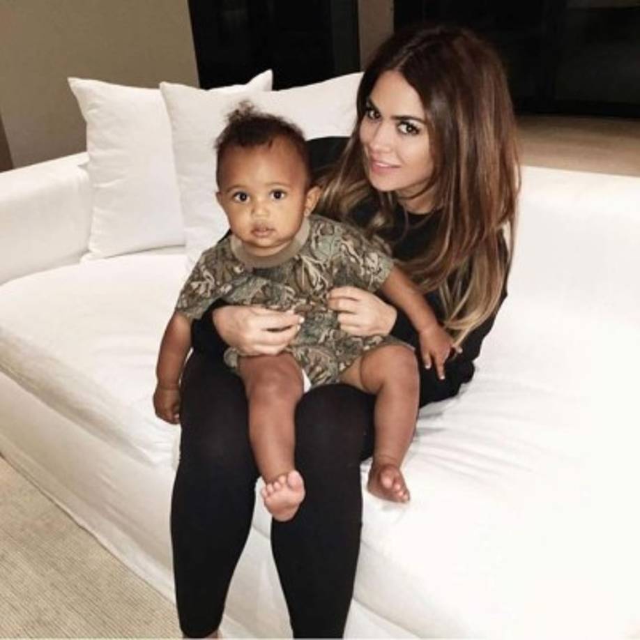 En verdad es un ángel y no podría ser más adorable. ¡Qué gran luz ha sido para nuestra familia”. Tía Koko, como la llaman sus sobrinos, compartió una foto en la que el bebé está en brazos de su mamá durante su viaje a las playas mexicanas.