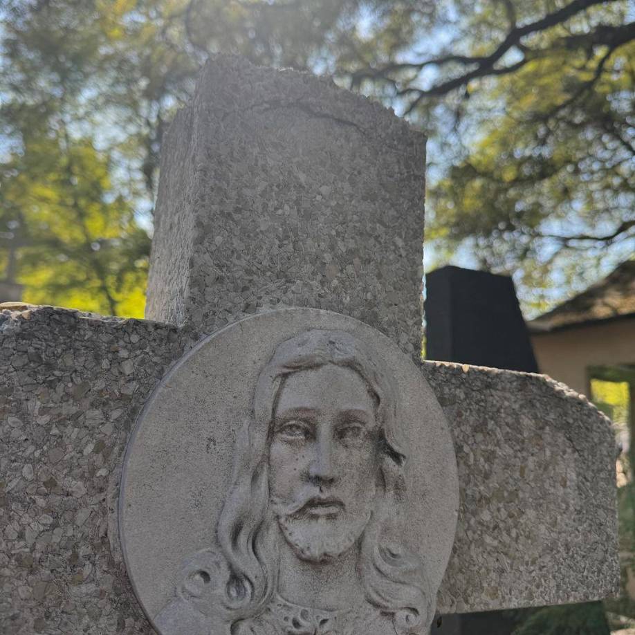 Ernestina Sodi, hermana de Thalía y madre de la actriz Camila Sodi, falleció el pasado 8 de noviembre a los 64 años, tras permanecer hospitalizada casi un mes debido a complicaciones de salud. 