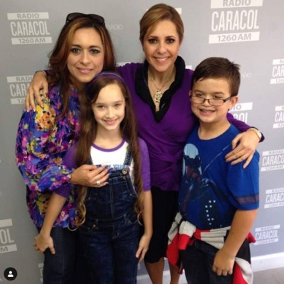 Tan orgullosa se siente que cada vez que tiene la oportunidad de llevarlos a sus eventos de trabajo lo hace y los presume con orgullo.