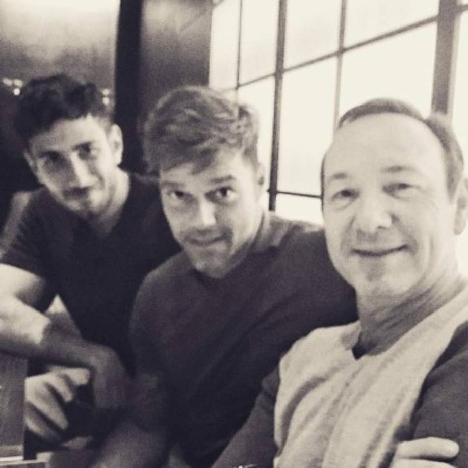 El cantante y su pareja se sentaron en primera fila y analizaron con suma atención las nuevas creaciones del diseñador italiano para la temporada primavera verano.