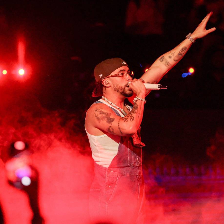 La superestrella puertorriqueña también obtuvo los honores de Mejor Artista Latino Masculino y Mejor Álbum Latino, este último por <i>Nadie Sabe Lo Que Va a Pasar Mañana</i> , que debutó en el número 1 en el Billboard 200 y lideró la lista Top Latin Albums durante 10 semanas desde su debut en octubre de 2023.