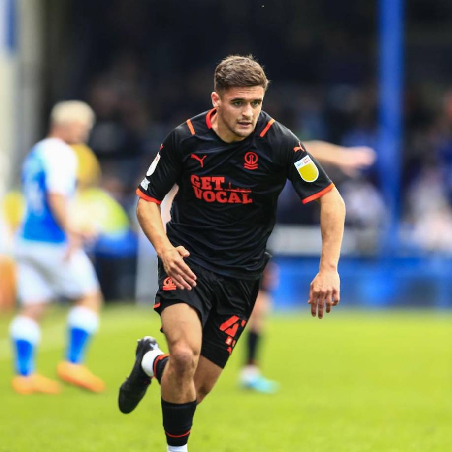 Jake Daniels - El delantero inglés (18 años) del Blackpool FC, equipo que compite en Championship (la segunda división inglesa), se convirtió en el primer futbolista en activo en Reino Unido y en Europa en declararse homosexual desde que lo hiciera Justin Fashanu en 1990. Lo hizo en una entrevista con Sky Sports en la que habla abiertamente de su condición sexual.