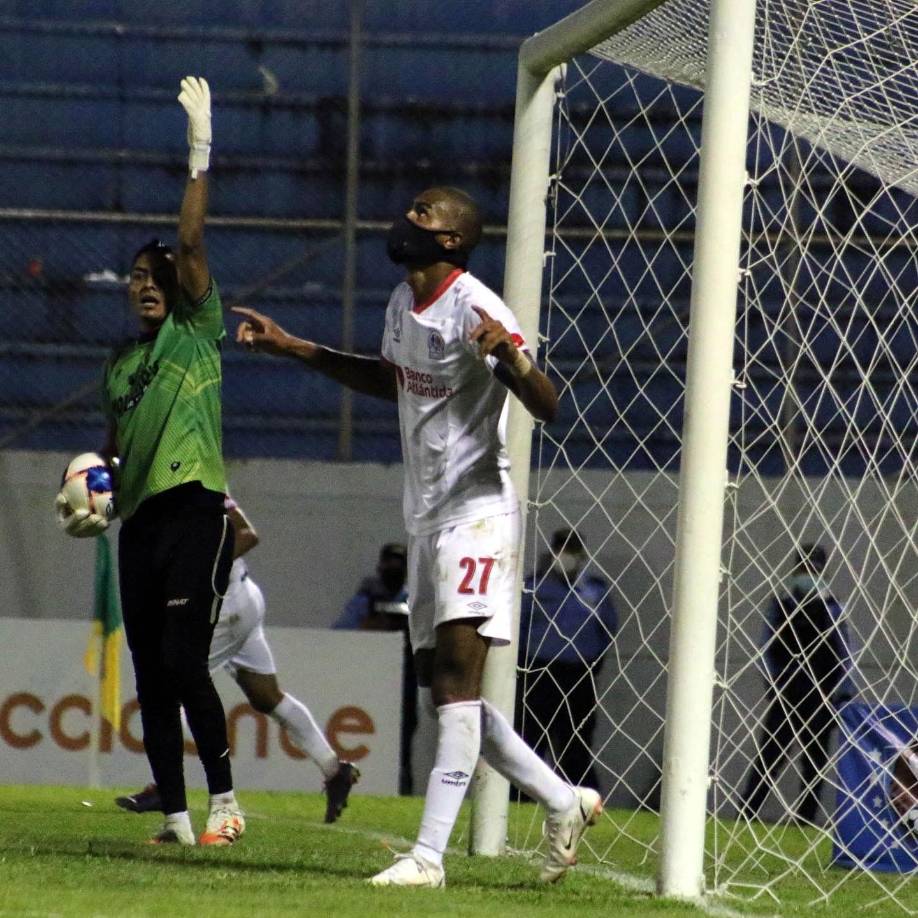 La celebración de Jerry Bengtson tras su primer gol de la temporada, era el 2-0 del Olimpia ante Real Sociedad.