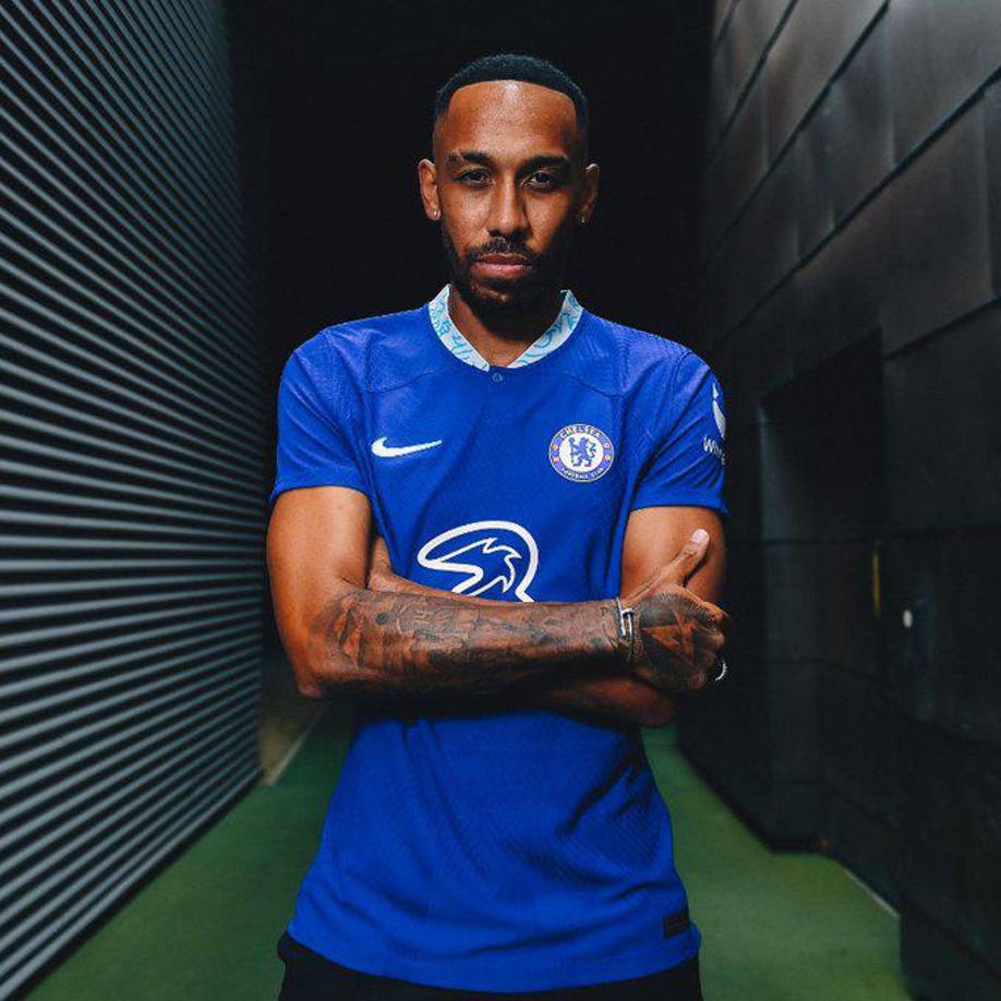 OFICIAL: El gabonés Aubameyang es nuevo jugador del Chelsea, llega procedente del FC Barcelona a cambio de 12 millones de euros.