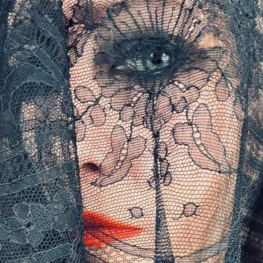 El debut de Farmiga como vocalista ha sido recibido con entusiasmo tanto por los fanáticos del metal como por sus seguidores en el cine. Su capacidad para transmitir emociones profundas a través de su voz ha sido destacada por críticos y fanáticos por igual, consolidando su posición como una artista multifacética.