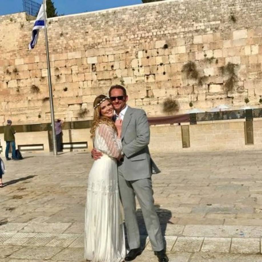 Con él vivió en Estados Unidos y decidió casarse por lo civil, el primero de tres matrimonios que han celebrado en total, los dos siguientes según los ritos del judaísmo conservador y ortodoxo, el último en una boda en Jerusalén.<br/>