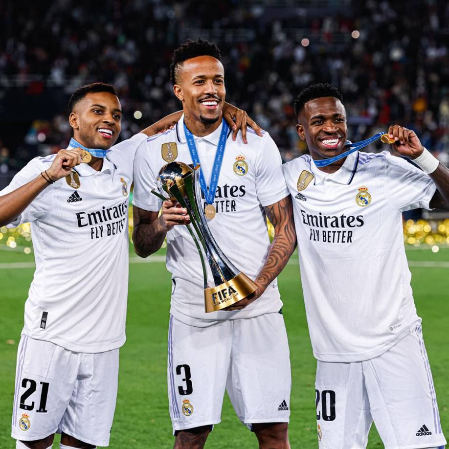 Los brasileños Vinicius, Rodrygo y Éder Militao celebrando con sus medallas y trofeo.