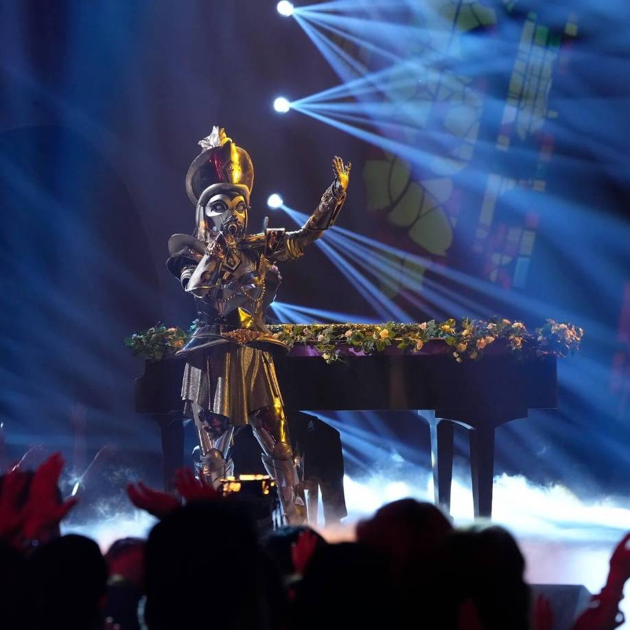 Los cantantes enmascarados interpretaron canciones de la icónica estrella del pop, incluidas “Wrecking Ball” y “Used to Be Young”.