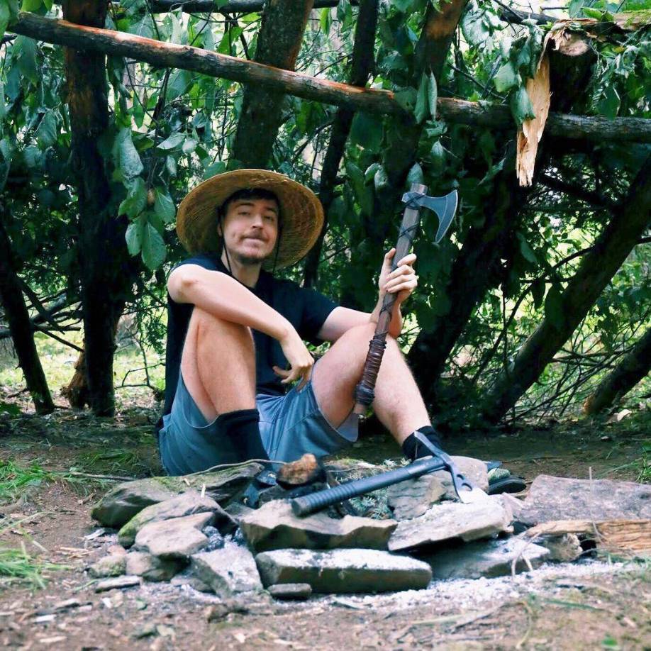 MrBeast es de Greenville, Carolina del Norte. Abandonó la universidad para concentrarse en su carrera en YouTube. Le dijo a su madre que preferiría ser pobre que buscar algo fuera de esta plataforma.