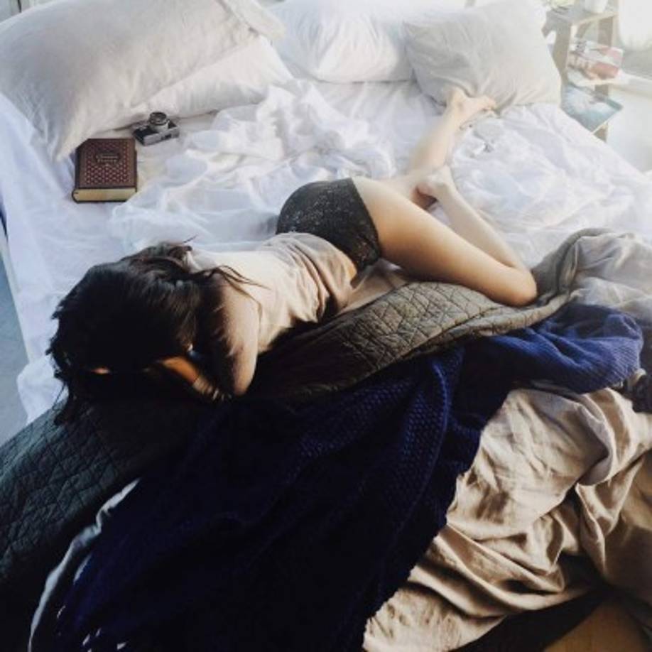 Kendall Jenner en su cama.