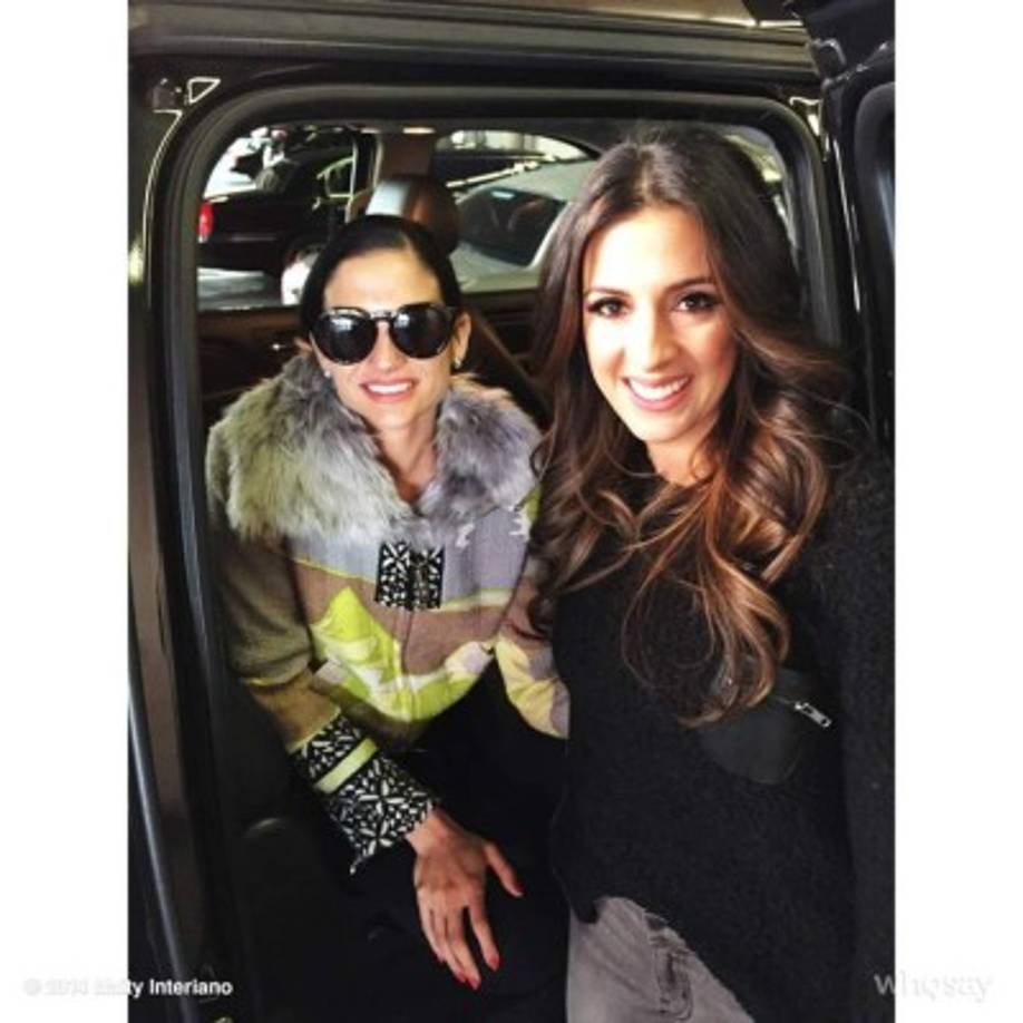 Maity fue avanzando poco a poco y así consolidando la visión que tuvo hacia la carrera del periodismo y del por qué la escogió. En la foto con Natalia Jiménez.