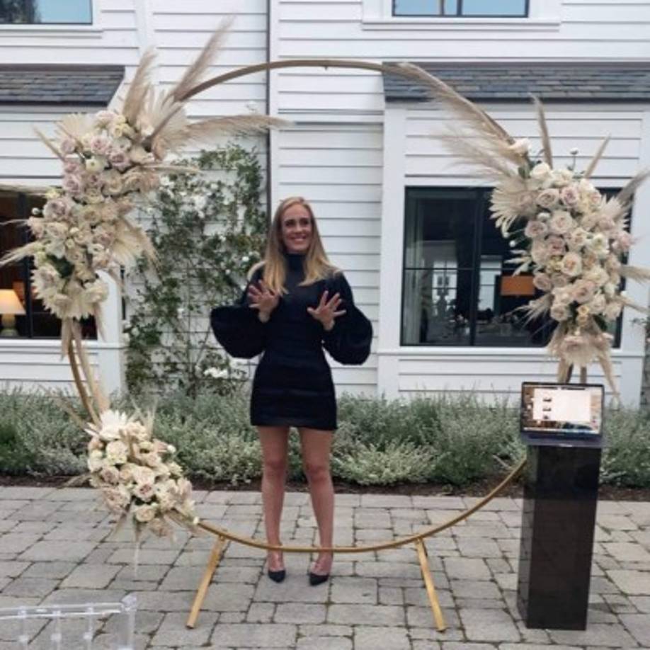 Adele sorprendió a todos en 2019 al publicar unas fotografías de su cambio radical en Instagram. Adele tomó al mundo por sorpresa.