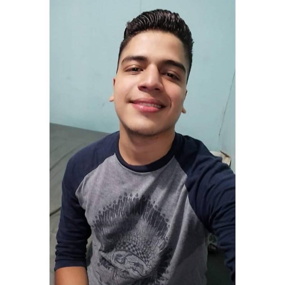 En Hpmduras, una forma común de vender vehículos es a través de redes sociales, especialmente vía Facebook. Allí se ofrecen los vehículos con su descripción y, por lo general, aquellos vendedores individuales que no tienen un local, acuden a sitios pactados para negociar el precio de la venta, pero antes los interesados prueban el automóvil y suelen conducirlo en la periferia de las ciudades. 