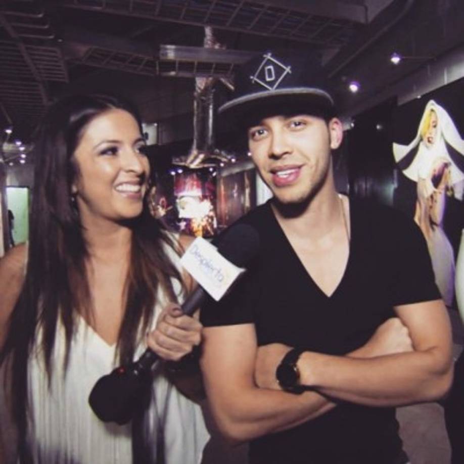 Maity entrevistando a Prince Royce.
