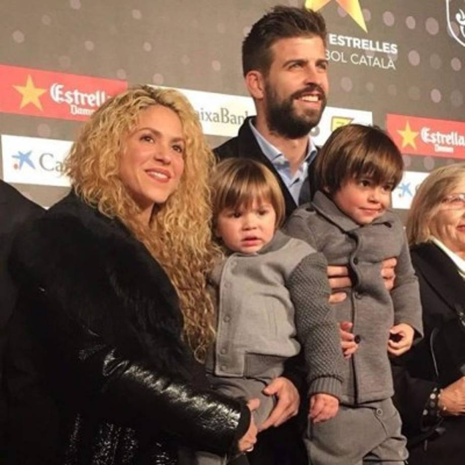 Ahora que todo ha vuelto a la normalidad, Shakira no quiso faltar a esta gala tan especial para Piqué y lució un mini vestido negro y altas botas.