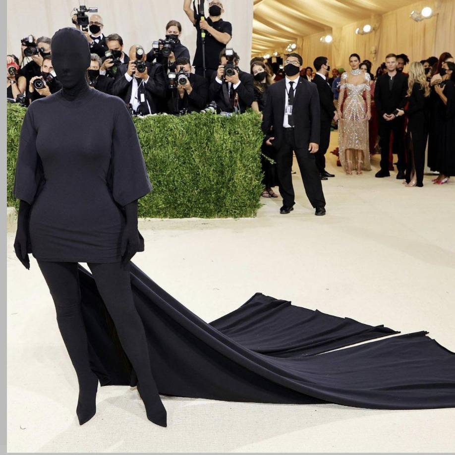 Lo único que Kim Kardashian dejó al descubierto fue una enorme cola de caballo en su pelo. Su extraño look ha despertado la curiosidad de los internautas.