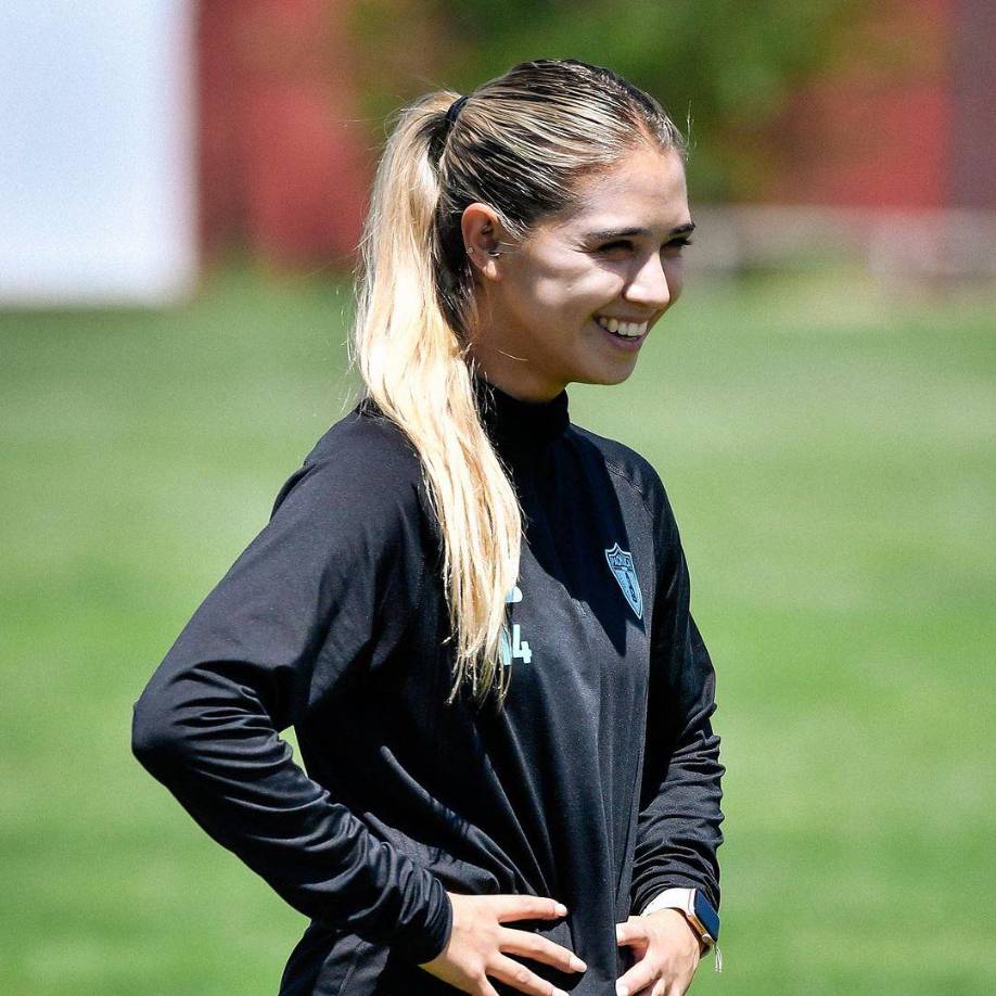 También cuando militaba en León, la antigua jugadora asistió a apoyar al cuadro masculino en un partido de la Liga de Campeones de la Concacaf ante el Seattle Sounders, en el que recibió chiflidos y comentarios sexuales sobre su cuerpo por parte de hinchas.