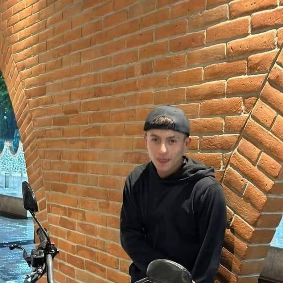 Descrito como un joven trabajador, amante de la naturaleza y los animales, Alejandro es querido por su comunidad. 