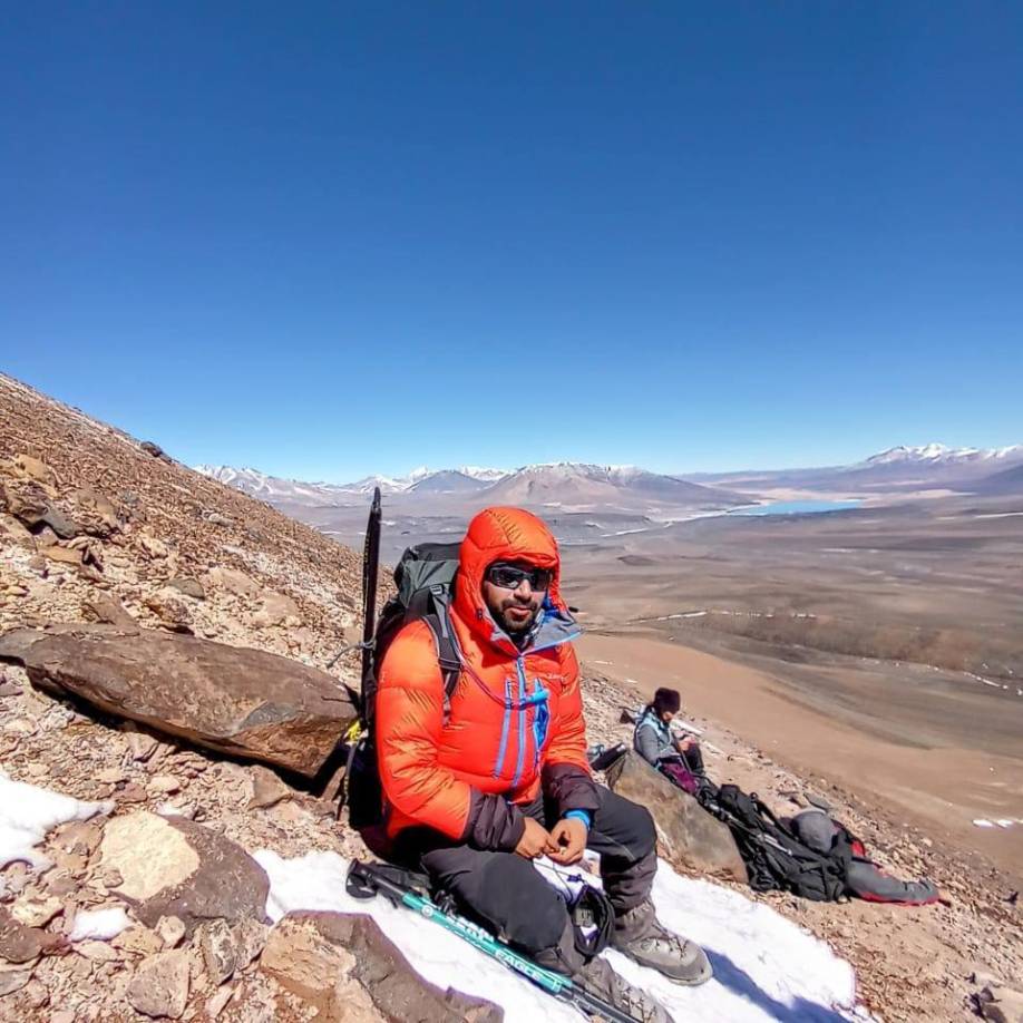 Este ascenso al Cerro Vicuñas se suma a una creciente lista de desafíos cumplidos por Medina.