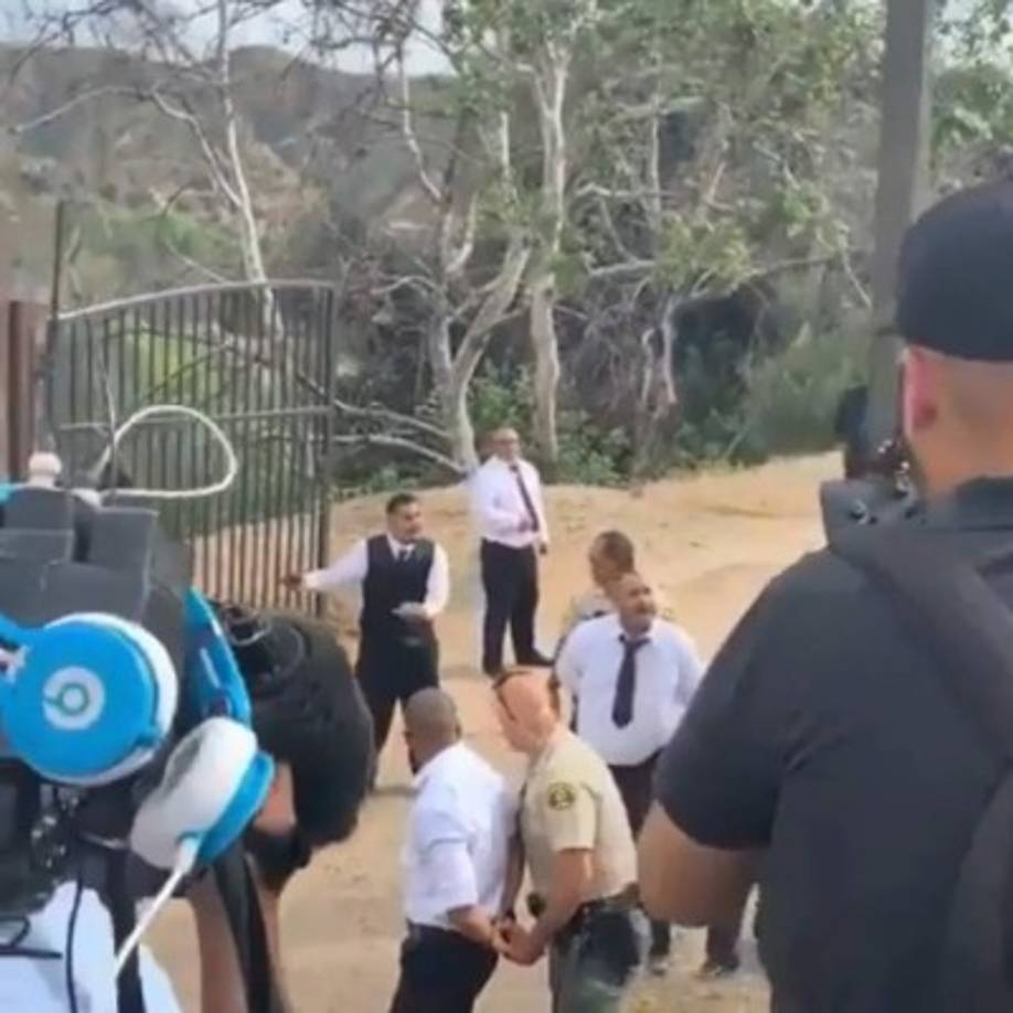 'Imperdonable, la prensa haciendo nuestro trabajo en vía pública y nuestro camarógrafo es empujado, golpeado y rematado escupiéndolo en la cara por el equipo de seguridad de @chiquis La violencia no es necesaria y menos sacar una pistola o dar toques eléctricos a la prensa. #freepress #bodachiquis @elgordoylaflaca', escribió la reportera María Hurtado en Instagram, quien acompañaba al camarógrafo.<br/><br/>