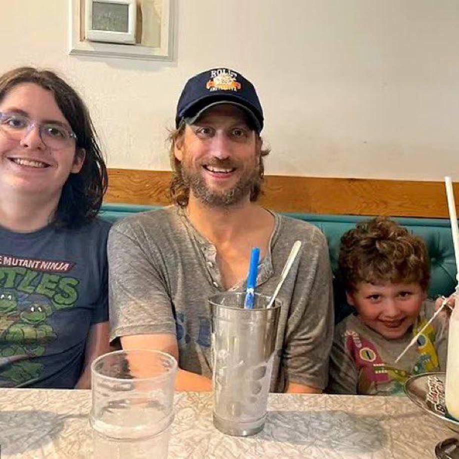 Nephew junto a sus dos hijos.