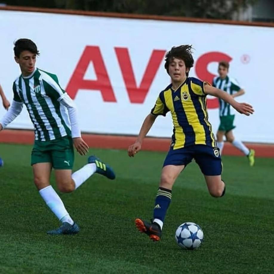 En 2019, uno de los grandes clubes del país turco como es el Fenerbahçe no dejó escapar el talento que presentaba este menudo jugador tanto de altura como de calidad y le incorporó a las categorías inferiores.
