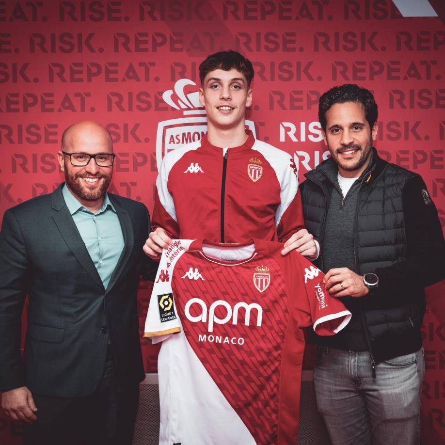 El AS Mónaco anunció este martes el fichaje de Jules Stawiecki. El portero internacional francés sub-17 de 16 años firmó un contrato por tres temporadas y ahora está vinculado al club del Principado hasta junio de 2026.