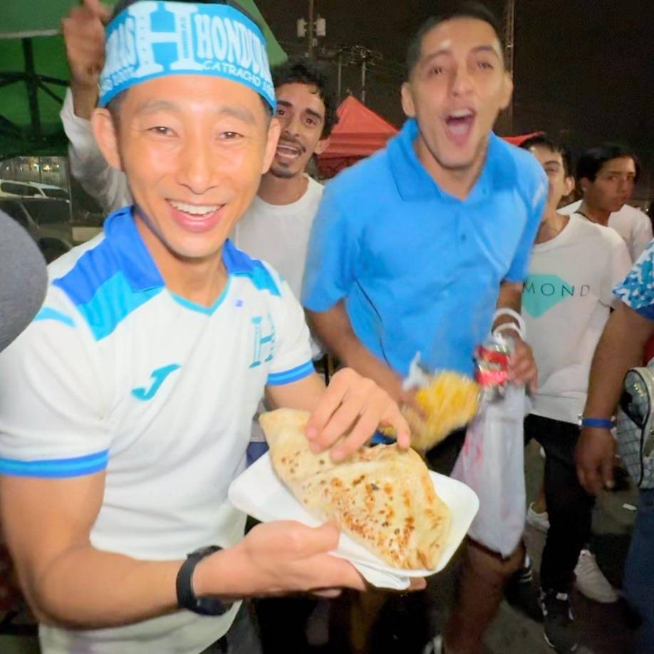 La cita era en el Estadio Nacional Chelato Uclés y la travesía inició en las afueras del recinto capitalino, en donde el youtuber mostró el ambiente a horas de arrancar con el partido.